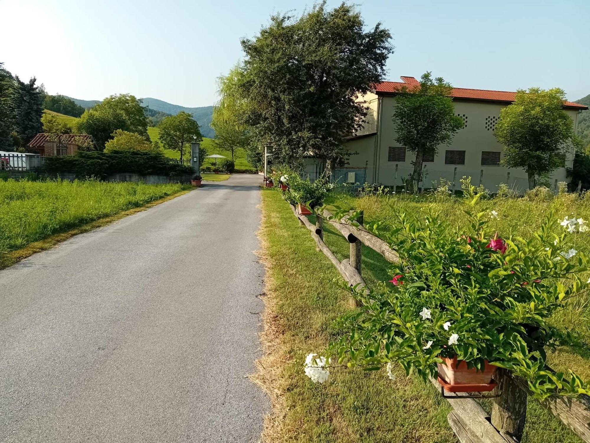 L'Isola Dla Cerrea Panzió Mombasiglio Kültér fotó